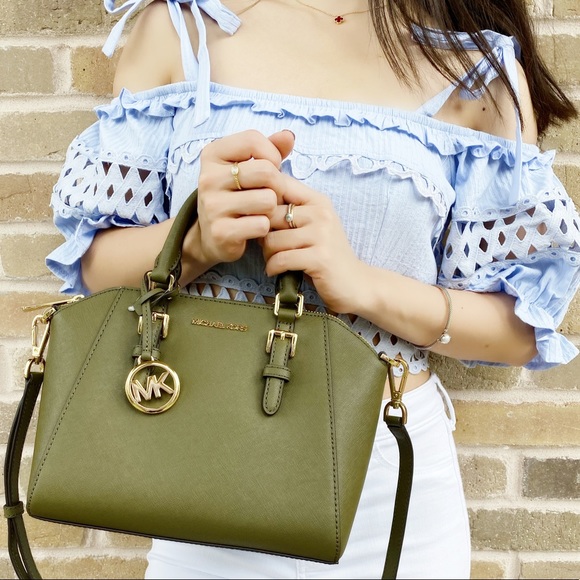 👜💕-Michael Kors Medium messenger - Picture 7 of 8